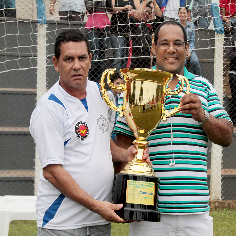 Roberto Moreira, Presidente do Sintiapp(à esquerda), entrega o troféu para o representante do time Campeão do Torneio