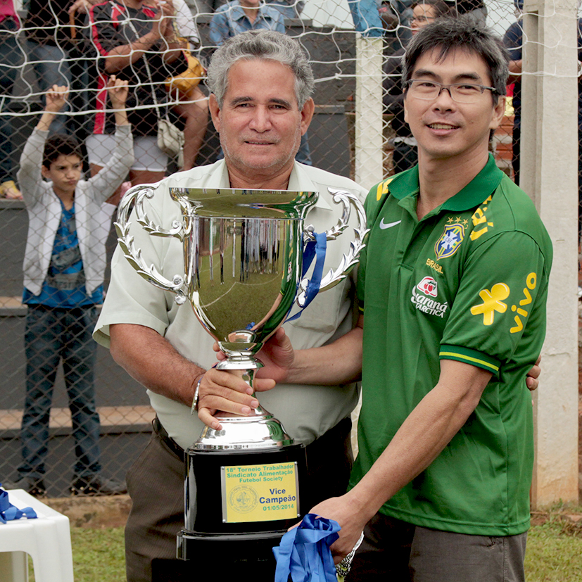 Carlúcio Gomes da Rocha, Diretor Regional da Força Sindical(à esquerda), entrega o troféu para Dalmar Tanaka, representante da equipe Vice Campeã.