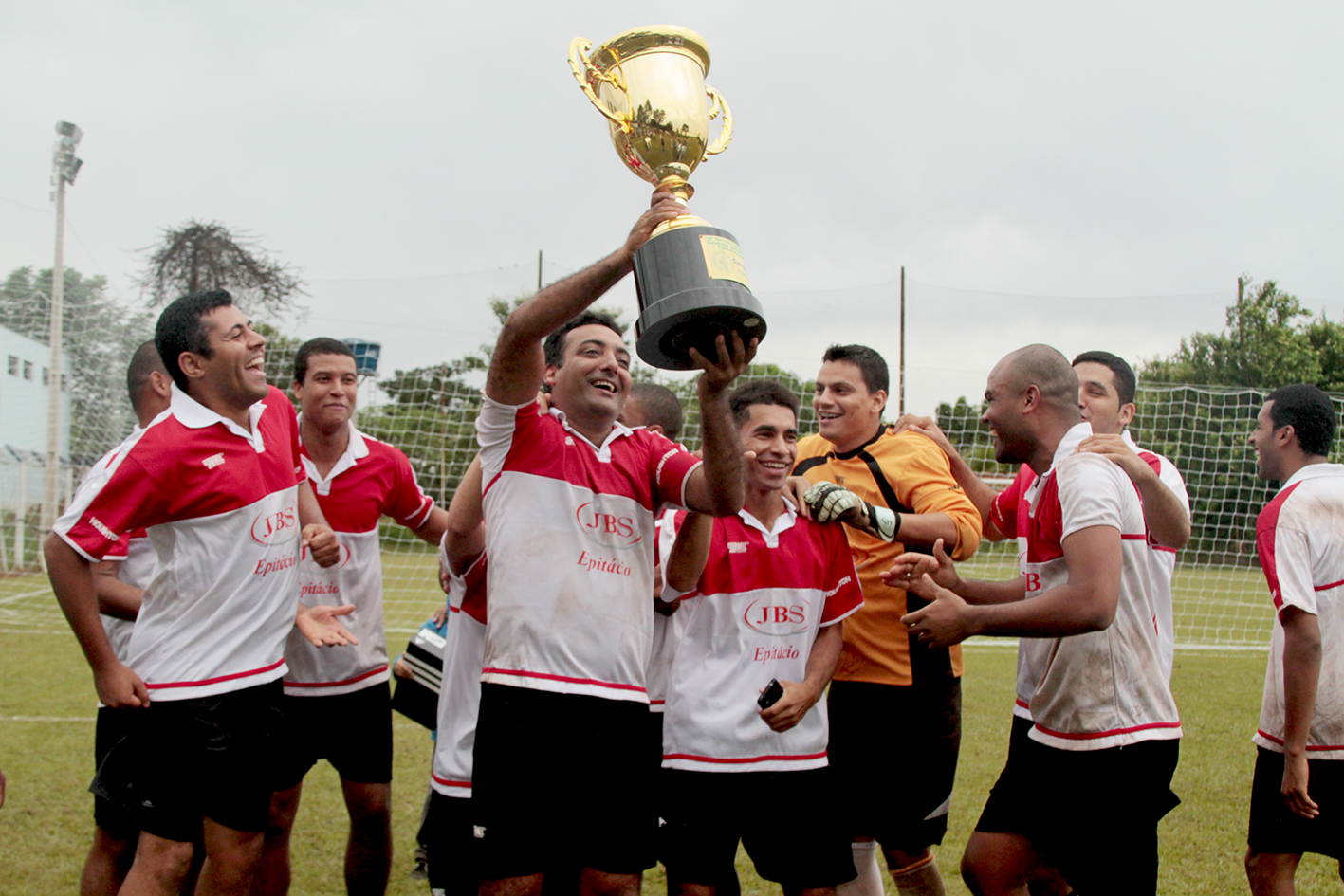 Equipe campeã - JBS - Unidade de Presidente Epitácio – Setor de Congelamento, comemorando a vitória no momento da entrega do troféu e medalhas.