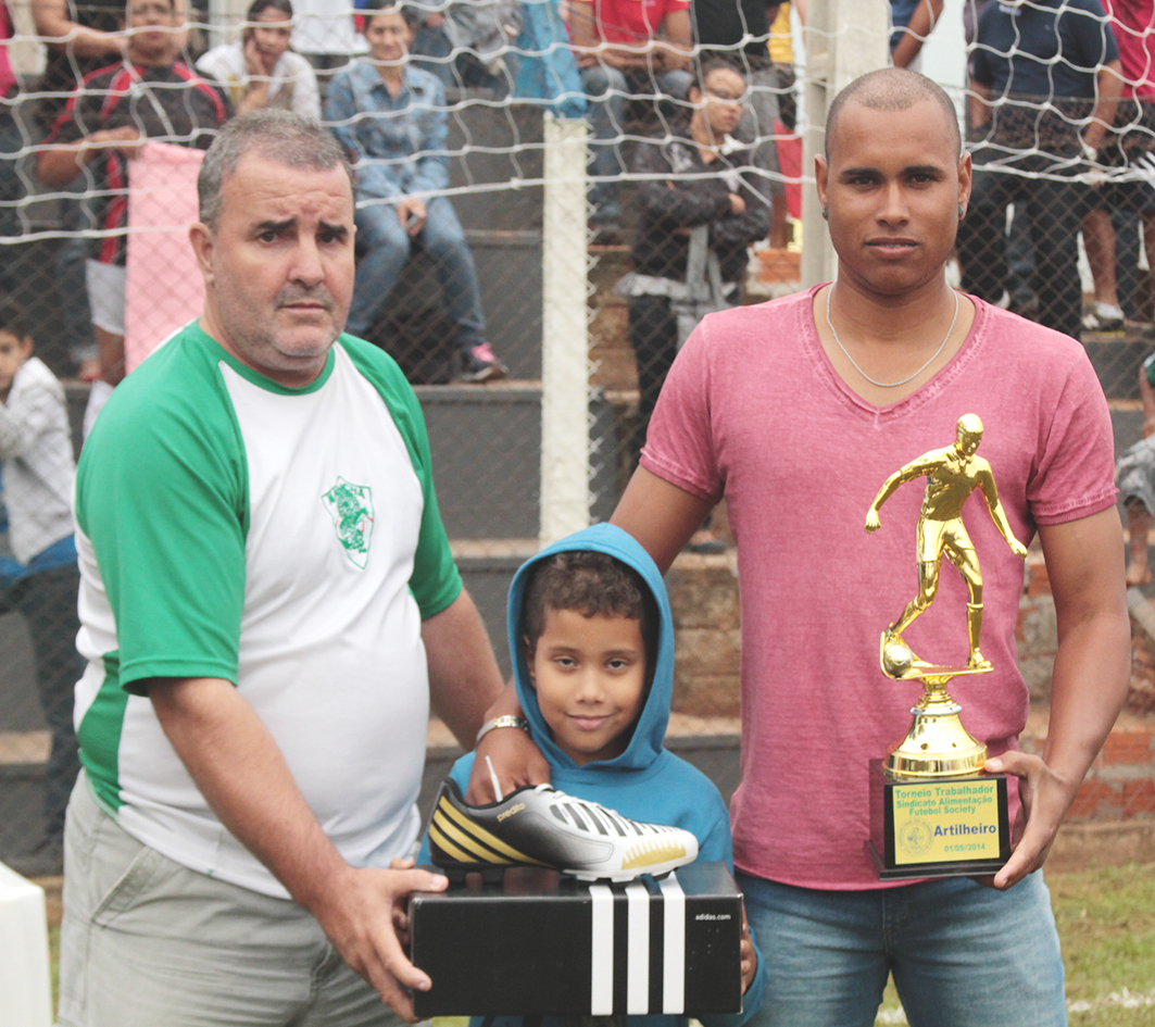 Roberto Ribeiro, diretor do Sintiapp(à esquerda), entrega a premiação ao artilheiro do Torneio, Danilo Anderson, da Bebidas Asteca.