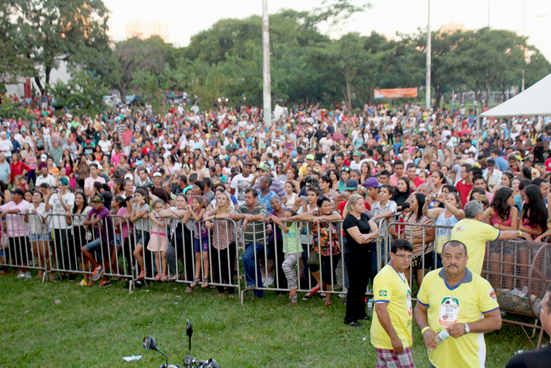 Parte do público que prestigiou a Festa do Trabalhador, segundo a Polícia Militar, no total foram cerca de 12 mil pessoas.
