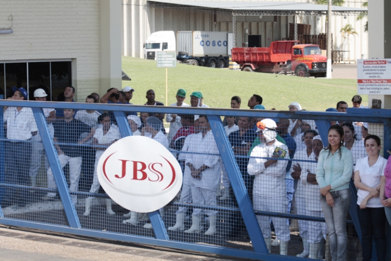 Justiça do Trabalho suspende demissões no JBS de Epitácio