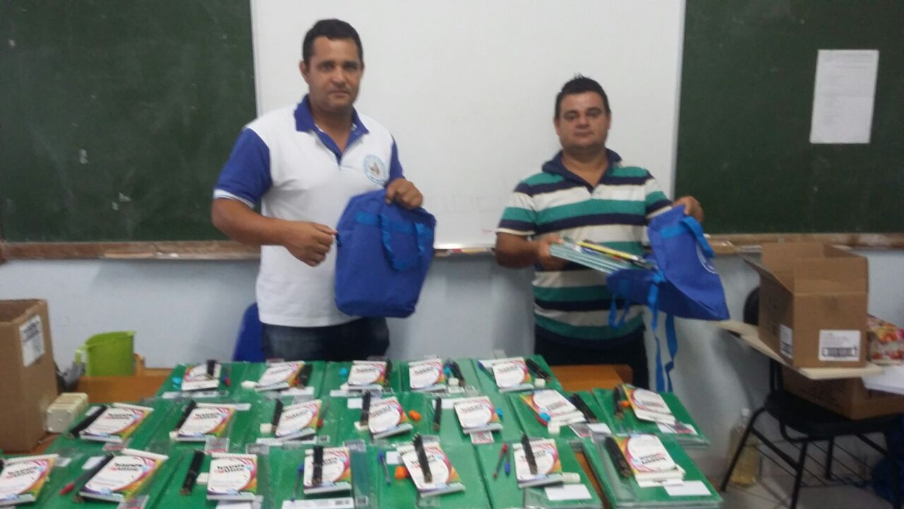 Trabalhadores do Sintiapp montam os kits de material escolar para entrega aos associados